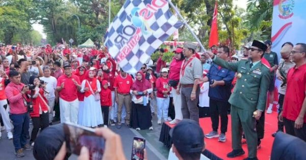 Gubernur Sulsel Lepas Puluhan Ribu Peserta Jalan Sehat dan Kirab Karnaval HUT ke-80 RI