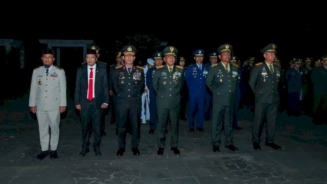 Gubernur Sulawesi Selatan, Andi Sudirman Sulaiman menghadiri Apel Kehormatan dan Renungan Suci (AKRS) di Taman Makam Pahlawan (TMP) Panaikang.