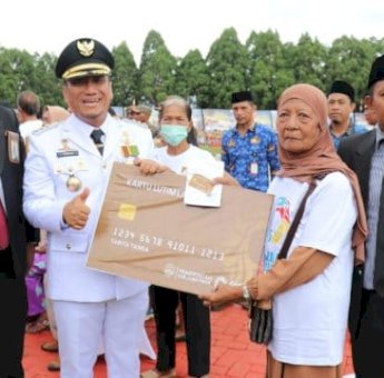 Momen HUT ke-80 RI, Kartu Lutim Pintar dan Lansia Resmi Dibagikan