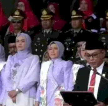 Ketua DPRD Pangkep Haris Gani Bacakan Teks Proklamasi pada Upacara Peringatan HUT ke-80 RI