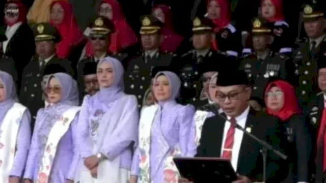 Ketua DPRD Pangkep Haris Gani Bacakan Teks Proklamasi pada Upacara Peringatan HUT ke-80 RI.