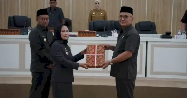 Wali Kota Naili Serahkan Ranperda Perubahan APBD 2025 dalam Rapat Paripurna DPRD Palopo