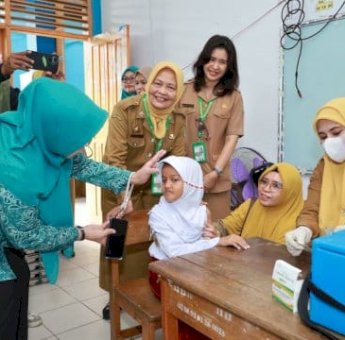 Perhatian Besar untuk Generasi Emas, PKK Pinrang Pantau Imunisasi Siswa