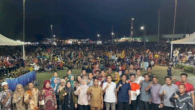 Bupati Sidrap, Syaharuddin Alrif bersama Wakil Bupati, Nurkanaah menutup Pentas Seni HUT ke-80 Republik Indonesia tingkat Kecamatan Tellu Limpoe.