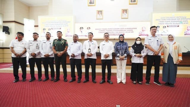Sekda Provinsi Sulsel, Jufri Rahman, saat membuka Rapat Koordinasi Penyusunan Gugus Tugas Pencegahan dan Penanganan TPPO Tingkat Provinsi Sulsel.
