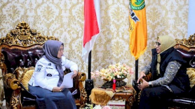 Bupati Sinjai, Hj. Ratnawati Arif, saat menerima audiensi Kepala BPJS Kesehatan Cabang Watampone, Indira Azis Rumalutur.