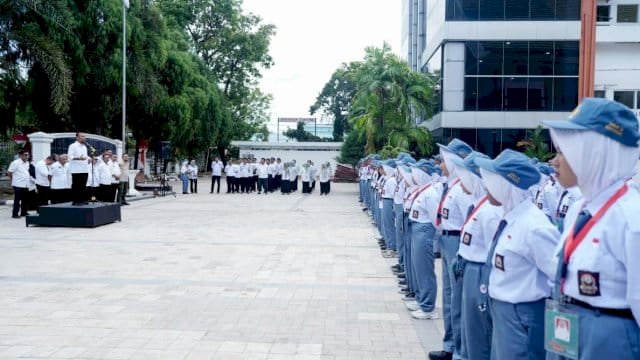 Gubernur Sulsel, Andi Sudirman Sulaiman memimpin apel perdana siswa baru Sekolah Rakyat tingkat SMA.