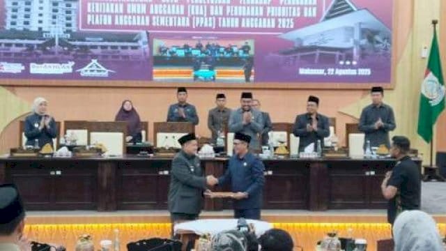 Pedomanrakyat.com, Makassar &ndash; Dewan Perwakilan Rakyat Daerah (DPRD) Kota Makassar menggelar rapat paripurna penandatanganan persetujuan bersama terhadap Kebijakan Umum Anggaran dan Prioritas Plafon Anggaran Sementara (KUA-PPAS) Tahun Anggaran 2025. Rapat berlangsung di ruang paripurna DPRD Kota Makassar, Jalan A.P. Pettarani, Jumat (22/8/2025).Juru Bicara Badan Anggaran (Banggar) DPRD Kota Makassar, Ray Suryadi Arsyad, menyampaikan sejumlah rekomendasi dan catatan penting yang menjadi perhatian bersama dalam pengelolaan anggaran daerah tahun mendatang.BACA JUGA :DPRD Makassar: Status Rumah Potong Hewan Perlu DikajiTok! Pemkot-DPRD Makassar Setujui Anggaran Perubahan KUA-PPAS 2025DPRD Makassar Sampaikan Rekomendasi, Fokus Pendidikan, Kesehatan, dan Ketertiban UmumBaggar DPRD Makassar Pastikan APBD Perubahan 2025 Tepat SasaranSalah satu poin utama yang disampaikan adalah terkait penanganan aset daerah. DPRD merekomendasikan kepada Badan Pendapatan Daerah (Bapenda) Kota Makassar untuk segera menginventarisasi seluruh objek pajak yang potensial agar dapat memberikan kontribusi optimal terhadap Pendapatan Asli Daerah (PAD).Untuk Dinas Perhubungan, Banggar menekankan perlunya kelengkapan sarana dan prasarana dasar, termasuk perlengkapan kantor yang mendukung operasional lapangan. Selain itu, bidang Wajib Lapor Pajak (WLP) juga disarankan mendapat tambahan anggaran perjalanan dinas sebagai upaya memperkuat konsultasi dengan instansi terkait.Dinas Riset dan Inovasi Daerah diusulkan memperoleh penambahan anggaran. Menurut Banggar, setiap inovasi kebijakan harus didukung data riset yang valid agar program yang dijalankan benar-benar tepat sasaran.Sementara untuk Dinas Penataan Ruang, DPRD memberikan perhatian pada pentingnya sosialisasi kebijakan tata ruang, terutama menyangkut pembangunan perkotaan yang berkelanjutan.Sektor kesehatan juga tidak luput dari perhatian. Rumah Sakit Umum Daerah (RSUD) Kota Makassar dianggarkan untuk pelatihan tenaga kesehatan, kebutuhan operasional bahan bakar ambulans gratis, hingga pemeliharaan genset guna mendukung layanan kesehatan yang lebih maksimal.Dinas Koperasi dan UMKM diusulkan memperoleh tambahan anggaran pengembangan kapasitas, termasuk perencanaan renovasi kantor, sedangkan Badan Penanggulangan Bencana Daerah (BPBD) mendapat tambahan anggaran untuk pengadaan material penanganan pascabencana.Di sisi lain, Dinas Pemberdayaan Perempuan dan Perlindungan Anak juga memperoleh perhatian melalui alokasi anggaran untuk sosialisasi anti perundungan di sekolah-sekolah. Penambahan anggaran konsumsi dan kebutuhan shelter juga menjadi bagian dari rekomendasi DPRD.Selain itu, Dinas Pemadam Kebakaran dan Penyelamatan mendapat penambahan posko baru di Kecamatan Biringkanaya dan Tamalanrea, serta anggaran sosialisasi bahaya kebakaran. Untuk Dinas Kebudayaan, DPRD mengingatkan pentingnya dukungan anggaran dalam pelaksanaan Hari Kebudayaan Nasional pada 17 Oktober 2025 dan Hari Jadi Kota Makassar pada 9 November 2025.Menanggapi pandangan Banggar, Wali Kota Makassar Munafri Arifuddin menyampaikan apresiasinya atas persetujuan KUA-PPAS 2025. Ia menegaskan pemerintah kota akan berkomitmen mendukung program-program prioritas, terutama yang bersentuhan langsung dengan masyarakat.&ldquo;Ada beberapa hal yang kita lakukan, termasuk bagaimana mensuport program unggulan di setiap sektor agar bisa berjalan maksimal. Pemerintah kota akan terus berkolaborasi bersama DPRD untuk memastikan program pembangunan dapat dirasakan manfaatnya oleh seluruh warga,&rdquo; ujar Munafri.