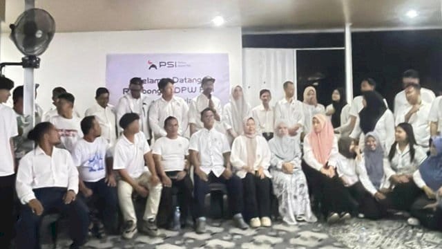 Pedomanrakyat.com, Parepare &ndash; Ketua Dewan Pimpinan Wilayah (DPW) Partai Solidaritas Indonesia (PSI) Sulawesi Selatan, Muammar Gandi Rusdi, terus memperkuat barisan partai dengan melakukan konsolidasi organisasi di Kota Parepare. Kunjungan ini merupakan titik keempat dari rangkaian kunjungannya ke daerah setelah Maros, Pangkep, dan Barru.Kunjungan ini bagian dari agenda strategis PSI Sulsel dalam membangun soliditas struktur partai di tingkat daerah sekaligus mempersiapkan mesin partai menyambut Pemilu mendatang.Rombongan pengurus DPW PSI Sulsel yang hadir antara lain Wakil Ketua Sukarno Lallo, Sekretaris Indira Mulyasari, Wakil Sekretaris Sandra Santi, Ketua OKK Andi Ikhsan Hamid, Wakil Bendahara Sandri, serta Ketua DPD Gowa Muh Farhan.BACA JUGA :Di Pangkep, Ketua PSI Sulsel Muammar Gandi Yakin Menang Besar di Pemilu 2029Muammar Gandi Pimpin PSI Sulsel Roadshow Keliling 24 Kabupaten/Kota, Target Menang Pemilu 2029Ringankan Beban Warga, Ketua PSI Sulsel Muammar Gandi Sisir Pemukiman Bagi SembakoKetua PSI Sulsel Muammar Gandi Berbaur dengan Warga di Perayaan HUT RI di Makassar&ldquo;Konsolidasi ini penting agar seluruh kader memiliki semangat dan arah yang sama. Tujuan utama kami datang ke sini adalah agar DPD Parepare segera menyelesaikan dan menuntaskan struktur pengurus internal partai baik di tingkat DPD maupun DPC,&rdquo; ujar Muammar Gandi Rusdi di hadapan para kader PSI.Dalam kesempatan tersebut, Muammar Gandi juga menekankan pentingnya memperkuat kerja kerakyatan dengan melakukan aksi nyata kepada masyarakat. Ia menegaskan bahwa politik bukan sekadar narasi, melainkan harus diwujudkan dalam tindakan nyata.&ldquo;Dalam politik ada tiga hal, pertama integritas, kedua komunikasi, dan yang paling penting adalah aksi nyata. Integritas dan komunikasi saja tidak cukup. Rakyat lebih ingin melihat tindakan daripada sekadar mendengar janji,&rdquo; tegasnya.Ia juga mengingatkan bahwa keberhasilan partai tidak hanya ditentukan oleh kepemimpinan, tetapi juga partisipasi aktif seluruh kader dan struktur organisasi yang solid.&ldquo;Tanpa konsolidasi yang kuat, sehebat apa pun program yang kita miliki tidak akan berjalan maksimal,&rdquo; tambahnya.Wakil Ketua DPW PSI Sulsel, Sukarno Lallo, turut menyampaikan harapan agar DPD Parepare segera merampungkan struktur partai agar bisa segera menjalankan aksi nyata.&ldquo;Salam solidaritas. Segera kita rampungkan sesuai arahan ketua. Saya yakin dan percaya di Parepare, PSI dengan logo barunya, Gajah, akan jauh lebih besar dibandingkan pemilu sebelumnya,&rdquo; harap Sukarno Lallo.Kunjungan ini disambut antusias oleh pengurus dan kader PSI Parepare. Ketua DPD PSI Parepare, Rijal Madani, mengatakan PSI mendapat angin segar di Parepare setelah dipimpin Muammar Gandi Rusdi dan pasca Rakernas di Solo serta pergantian logo dari Mawar ke Gajah.&ldquo;Pasca Rakernas Solo, ada angin segar bahwa PSI akan besar di Parepare. Ada beberapa komponen yang mau bergabung. Nama besar Muammar Gandi punya pengaruh besar dan menjadi magnet di Parepare. Jujur saya baru berpartai, sebelumnya fokus di bisnis, saya yakin PSI Parepare akan besar di Kota Parepare,&rdquo; kata Rijal Madani.Setelah Parepare, Muammar Gandi dijadwalkan melanjutkan safari politiknya ke wilayah lain di Sulawesi Selatan dalam waktu dekat.