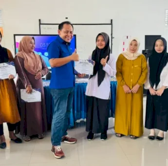 Ketua Fraksi PAN DPRD Pangkep Abdul Rauf Serahkan Beasiswa Aspirasi