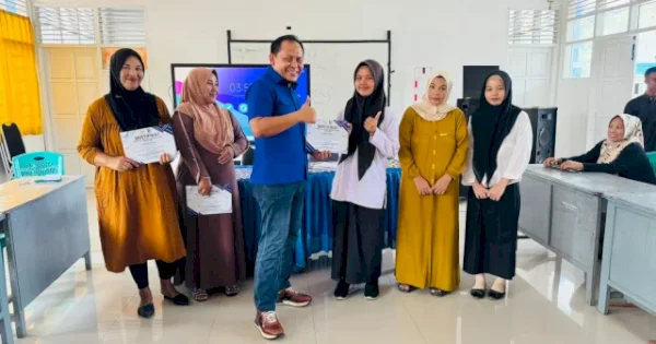 Ketua Fraksi PAN DPRD Pangkep Abdul Rauf Serahkan Beasiswa Aspirasi