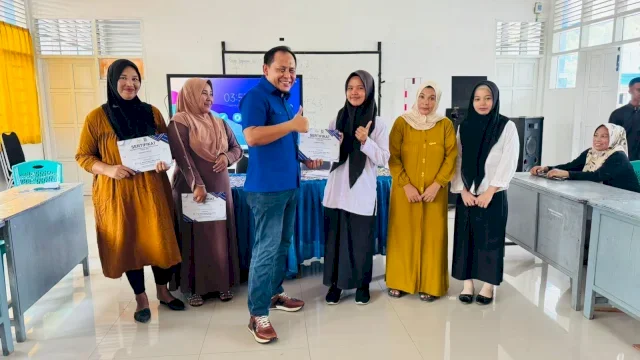 Ketua Fraksi PAN DPRD Pangkep Abdul Rauf Serahkan Beasiswa Aspirasi