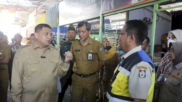 Wali Kota Makassar, Munafri Arifuddin, melakukan sidak sekaligus memimpin kegiatan pengawasan terpadu di Pasar Pabaeng-baeng.
