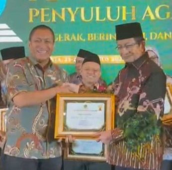 Bupati Lutim Ibas Terima Penghargaan Bergengsi dari Menteri Agama RI