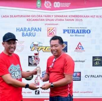 Wabup Sinjai Serahkan Piala pada Laga Silaturahmi Gelora Family