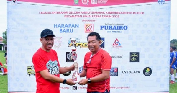 Wabup Sinjai Serahkan Piala pada Laga Silaturahmi Gelora Family