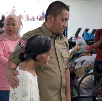 Kebakaran Hebat di Sorowako, Bupati Lutim Ibas Turun Langsung ke Lokasi, Beri Bantuan hingga Bantu Padamkan Api