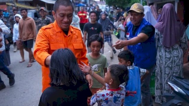 Bupati Luwu Timur, H. Irwan Bachri Syam melakukan kunjungan langsung ke beberapa titik lokasi pengungsian korban kebakaran di Sorowako.