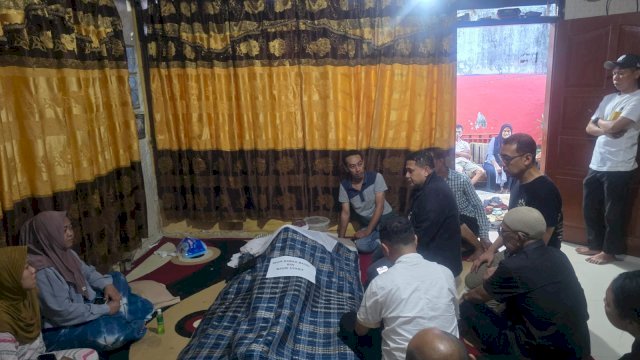 Munafri Arifuddin Melayat di Rumah Duka Fotografer DPRD Kota Makassar