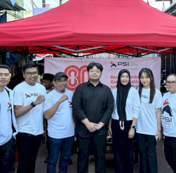 Ketua PSI Sulsel Muammar Gandi Berbaur dengan Warga di Perayaan HUT RI di Makassar