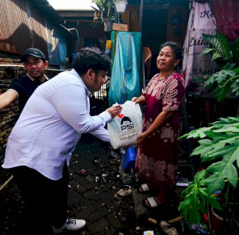 Jumat Berkah, Ketua PSI Sulsel Muammar Gandi Berbagi ke Warga di Makassar