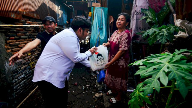 Ketua PSI Sulsel Muammar Gandi Berbagi ke Warga di Makassar.