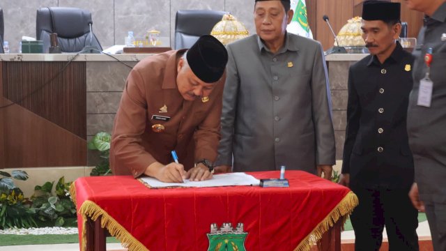 Bupati Pinrang, H. A. Irwan Hamid, S.Sos saat menghadiri Rapat Paripurna DPRD Kabupaten Pinrang.
