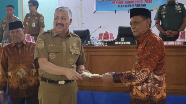 Bupati Pinrang, H. A. Irwan Hamid, S.Sos saat mengukuhkan pengurus Persatuan Wredatama Republik Indonesia (PWRI) Cabang Pinrang masa bakti 2025–2030.