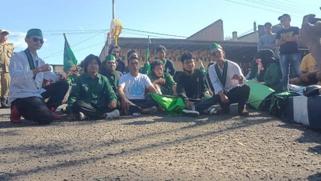 Bupati Sidrap, Syaharuddin Alrif, menemui massa aksi.