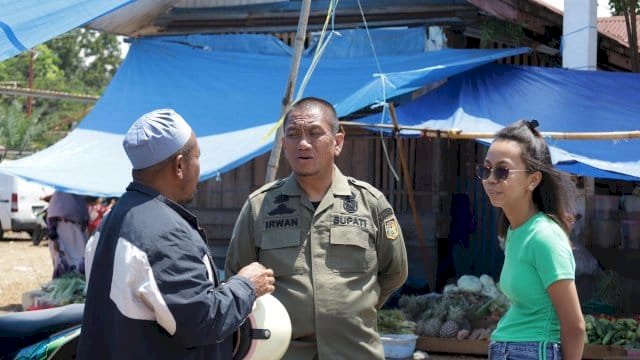 Bupati Luwu Timur, Ir. H. Irwan Bachri Syam, meninjau kondisi Pasar Wawondula.