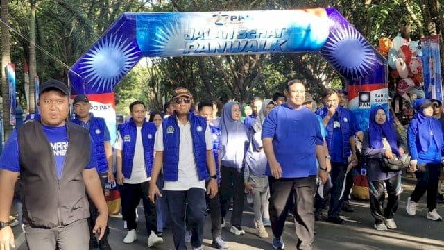 Para peserta start dari Jalan Asoka (depan Kantor Dimas PMD), lalu melewati Jalan Nasrun Amrullah, Pasar Tramo, Jalan Azalea, Jalan Crisant, Jalan Bougenville, menuju Kantor Bupati, dan kembali finis di Jalan Asoka.Mereka tampak mengenakan pakaian bernuansa biru, warna khas PAN.Ketua panitia, Andi Safriadi, mengatakan pihaknya semula hanya menyiapkan 5.000 kupon. Namun, tingginya antusias masyarakat membuat panitia menambah 2.500 kupon tambahan.&ldquo;Ternyata antusias masyarakat sangat besar, makanya ditambah lagi 2.500,&rdquo; ujarnya.Selain jalan sehat, kegiatan ini juga diwarnai aksi sosial.Sebanyak 27 pengemudi ojek online (ojol) di Kabupaten Maros menerima sumbangan dari PAN.&ldquo;Ini bentuk empati kita kepada ojol yang sempat terlibat dalam aksi demo kemarin,&rdquo; tambahnya.