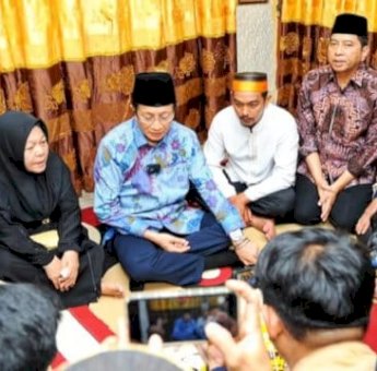 Menag Sampaikan Duka Cita Presiden saat Takziah ke Rumah Almarhum Abay, Staf Humas DPRD Makassar yang Tewas Saat Gedung Dibakar