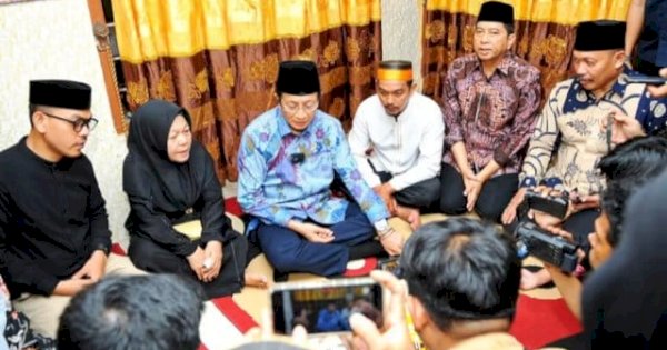 Menag Sampaikan Duka Cita Presiden saat Takziah ke Rumah Almarhum Abay, Staf Humas DPRD Makassar yang Tewas Saat Gedung Dibakar