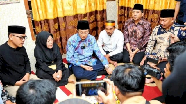 Menag Sampaikan Duka Cita Presiden saat Takziah ke Rumah Almarhum Abay.