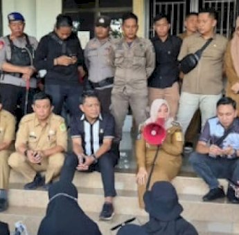 Bupati Ratnawati Penuhi Janji, Dialog Damai di Depan Kantor DPRD Sinjai