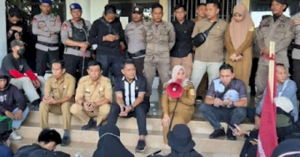 Bupati Ratnawati Penuhi Janji, Dialog Damai di Depan Kantor DPRD Sinjai