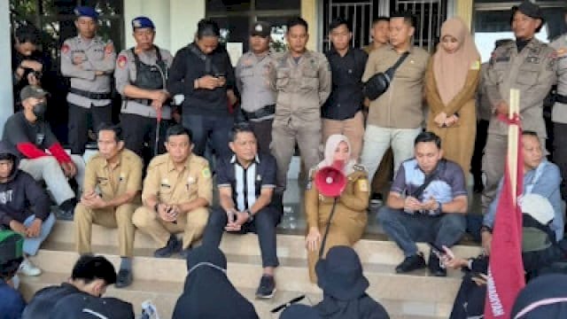 Bupati Sinjai, Dra Hj Ratnawati Arif memenuhi janjinya dengan langsung menemui massa aksi.