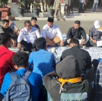 Ketua DPRD Pangkep Haris Gani Duduk bersama Demonstran, Apresiasi Aksi Damai-Siap Tindaklanjuti Isu Lokal