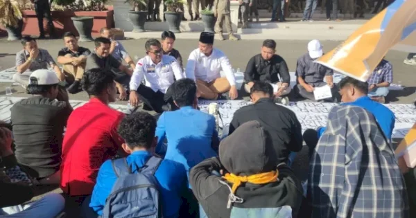 Ketua DPRD Pangkep Haris Gani Duduk bersama Demonstran, Apresiasi Aksi Damai-Siap Tindaklanjuti Isu Lokal