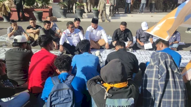 Ketua DPRD Pangkep Haris Gani Duduk bersama Demonstran, Apresiasi Aksi Damai-Siap Tindaklanjuti Isu Lokal