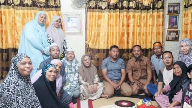 Gubernur Sulawesi Selatan, Andi Sudirman Sulaiman mengunjungi kediaman almarhum Muhammad Akbar Basri atau Abay, salah satu staf Humas DPRD Kota Makassar.