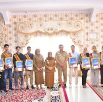 Bupati Sinjai Serahkan Penghargaan Duta Wisata dan Lepas Wakil ke Tingkat Provinsi