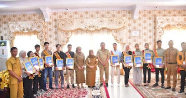 Bupati Sinjai Serahkan Penghargaan Duta Wisata dan Lepas Wakil ke Tingkat Provinsi