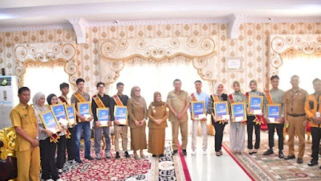 Bupati Sinjai, Hj. Ratnawati Arif, secara resmi menyerahkan piagam penghargaan kepada Anak Dara dan Anak Burane Duta Wisata Kabupaten Sinjai.