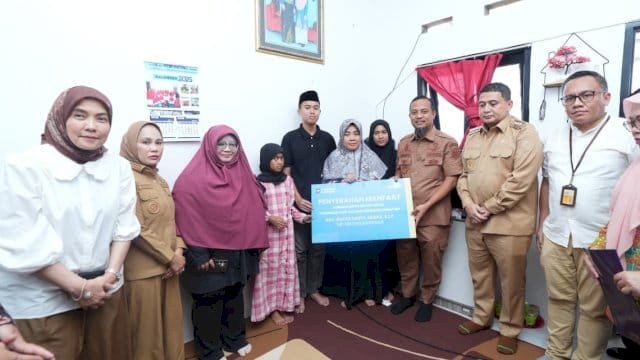 Gubernur Sulsel, Andi Sudirman Sulaiman mengunjungi rumah duka almarhum Saiful Akbar, Kepala Seksi Kesejahteraan Rakyat (Kasi Kesra) Kecamatan Ujung Tanah.