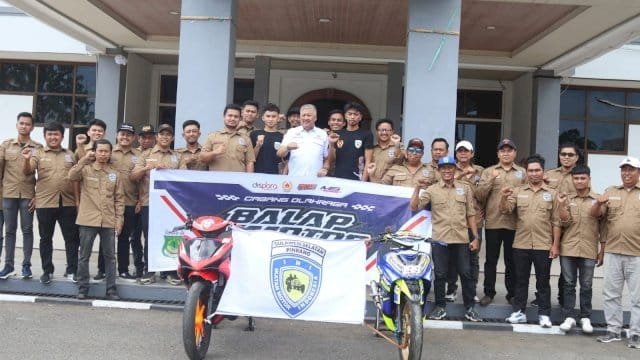 Bupati Pinrang H.A. Irwan Hamid, S.Sos secara resmi melepas keberangkatan Tim Balap Motor Kabupaten Pinrang.