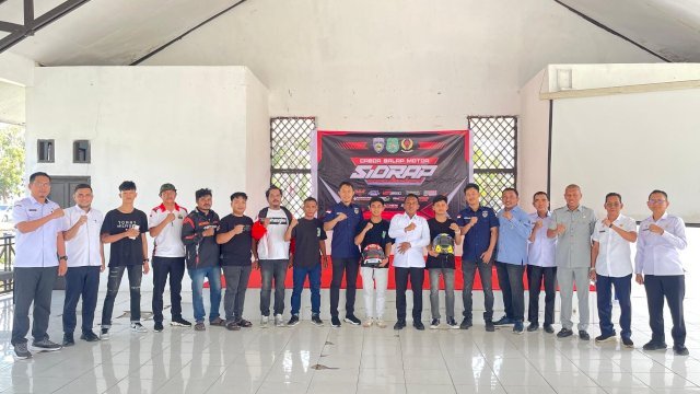 Bupati Sidrap, Syaharuddin Alrif, secara resmi melepas kontingen atlet cabang balap motor.