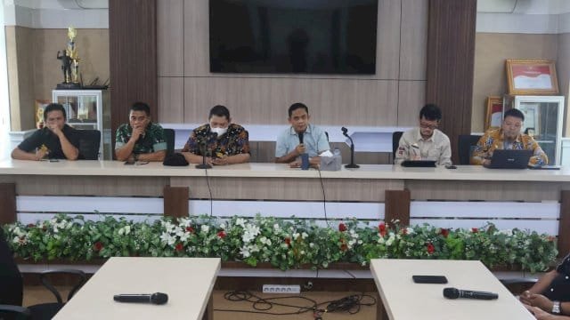 Wakil Bupati Pinrang Sudirman Bungi, saat memimpin rapat koordinasi lintas sektor TPID Pinrang.