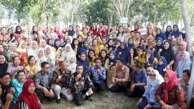 Bupati Sidrap, Syaharuddin Alrif, menandatangani SK tenaga sukarela database Dinas Kesehatan dan puskesmas se-Kabupaten Sidrap.