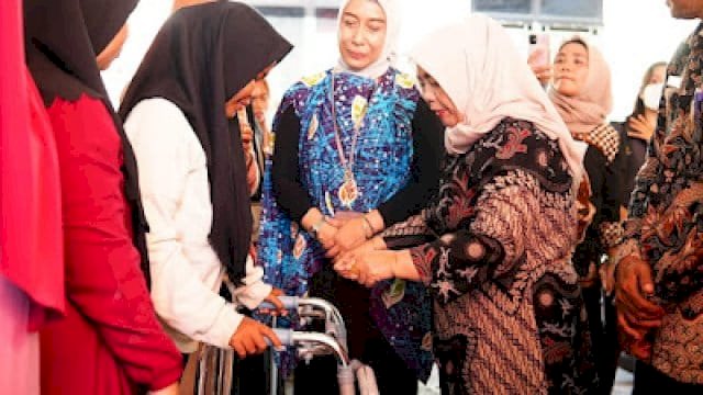 Bupati Sinjai, Hj. Ratnawati Arif didampingi Kepala BBPPKS Makassar dan Kepala Dinas Sosial Sinjai secara simbolis menyerahkan bantuan ATENSI Tahun 2025.